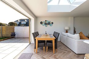 Stylish Coastal 3BD Bungalow With Garden