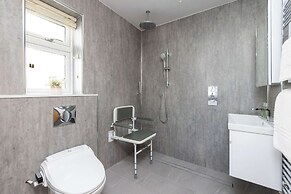 Stylish Coastal 3BD Bungalow With Garden