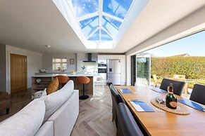 Stylish Coastal 3BD Bungalow With Garden