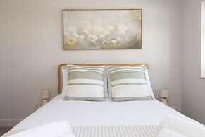 Stylish Coastal 3BD Bungalow With Garden