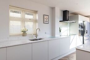 Stylish Coastal 3BD Bungalow With Garden