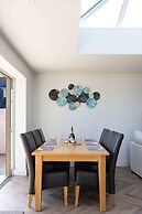 Stylish Coastal 3BD Bungalow With Garden