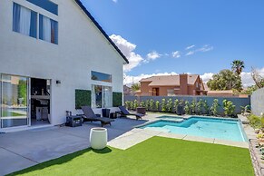 6 Mi to Strip & Chinatown! Poolside Desert Escape