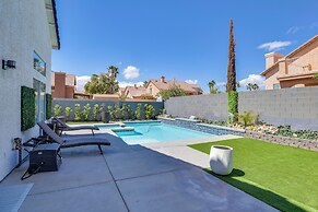 6 Mi to Strip & Chinatown! Poolside Desert Escape