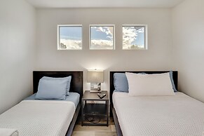 6 Mi to Strip & Chinatown! Poolside Desert Escape
