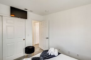 6 Mi to Strip & Chinatown! Poolside Desert Escape