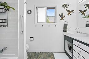 The Jasmine House - Cute & Centrally Located 2 Bedroom Home