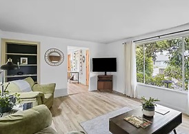 The Jasmine House - Cute & Centrally Located 2 Bedroom Home