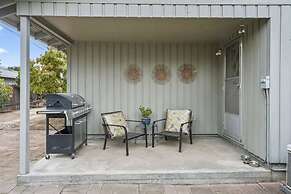 The Jasmine House - Cute & Centrally Located 2 Bedroom Home
