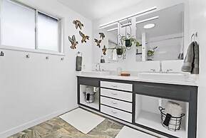 The Jasmine House - Cute & Centrally Located 2 Bedroom Home