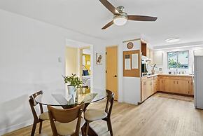 The Jasmine House - Cute & Centrally Located 2 Bedroom Home