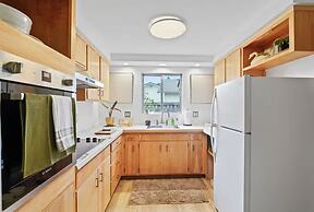 The Jasmine House - Cute & Centrally Located 2 Bedroom Home