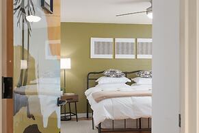 The Jasmine House - Cute & Centrally Located 2 Bedroom Home