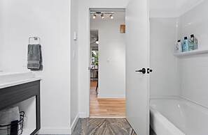 The Jasmine House - Cute & Centrally Located 2 Bedroom Home
