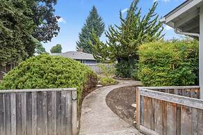 The Jasmine House - Cute & Centrally Located 2 Bedroom Home