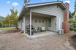 The Jasmine House - Cute & Centrally Located 2 Bedroom Home