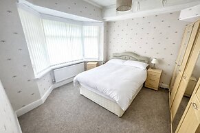 3 Bed Bungalow With Large Garden & BBQ