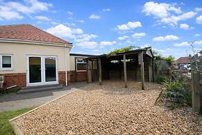 3 Bed Bungalow With Large Garden & BBQ
