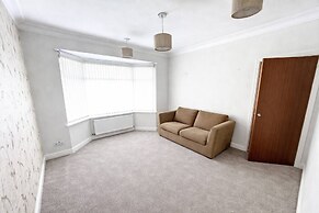 3 Bed Bungalow With Large Garden & BBQ