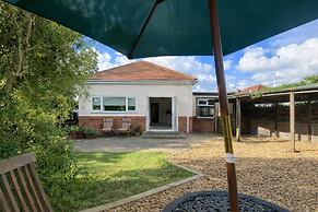 3 Bed Bungalow With Large Garden & BBQ