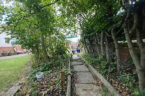 3 Bed Bungalow With Large Garden & BBQ