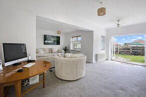3 Bed Bungalow With Large Garden & BBQ