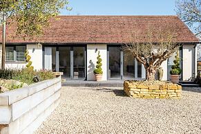 Stunning 1 BD Home in Worcestershire