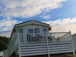 Caravan Sleeps 6 - Sea Views, Parking, Pets