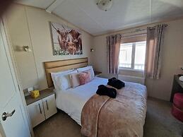 Caravan Sleeps 6 - Sea Views, Parking, Pets
