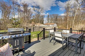 Charming Connecticut Hideaway: Year-round Fun!