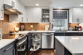 Charming Connecticut Hideaway: Year-round Fun!