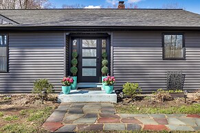Charming Connecticut Hideaway: Year-round Fun!