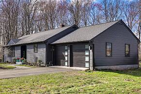 Charming Connecticut Hideaway: Year-round Fun!