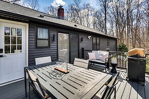 Charming Connecticut Hideaway: Year-round Fun!