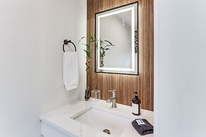 Charming Connecticut Hideaway: Year-round Fun!