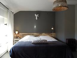 Charming Garden Holiday Home for 6