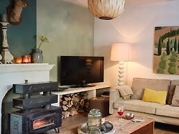 Charming Garden Holiday Home for 6