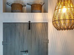 Charming Garden Holiday Home for 6