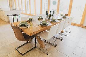 TYE Barn 5BR With Games Room Pet Friendly