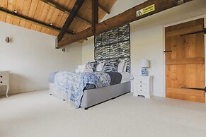 TYE Barn 5BR With Games Room Pet Friendly
