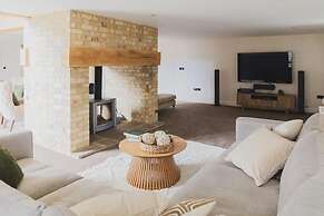 TYE Barn 5BR With Games Room Pet Friendly