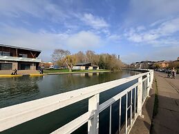 Riverside Cambridge House - Garden Log Burner Waterfront View