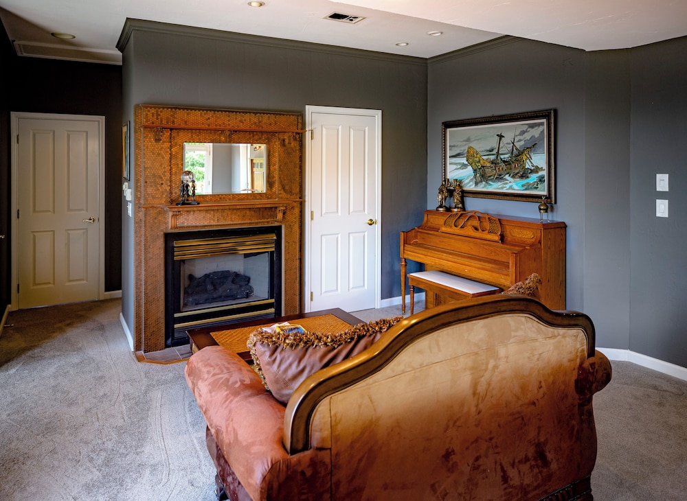 Empress Island Manor