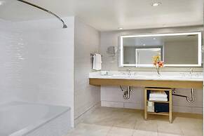 Crowne Plaza Toronto Suites