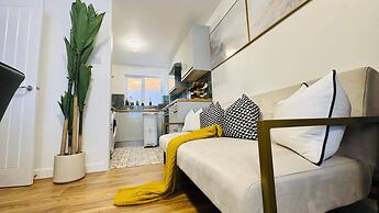 Elizabeth Line - Parking - Wifi - Sleeps 4