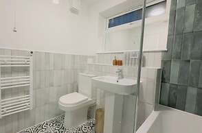 Elizabeth Line - Parking - Wifi - Sleeps 4