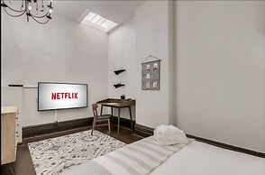 Casa Hotels: Chic Industrial 2nd Floor Suite