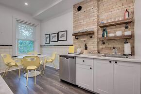 Casa Hotels: Chic Industrial 2nd Floor Suite