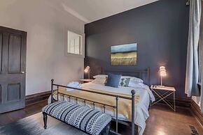 Casa Hotels: Chic Industrial 2nd Floor Suite