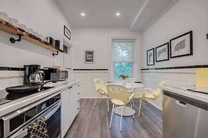 Casa Hotels: Chic Industrial 2nd Floor Suite